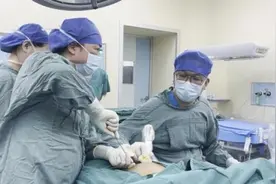 惊险！宝宝还没出生，就已在宫内接受两次手术图片