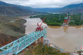 世界最大跨度双线铁路连续钢桁拱桥酣建 主桥预计2025年7月合龙图片