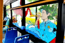 岛城29路公交车里“再现”红色足迹图片
