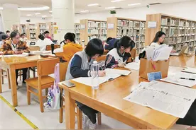热火朝天赶作业 寒假“余额不足”学生扎进图书馆图片
