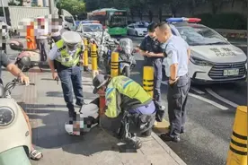 男子突发低血糖晕倒路边，深圳交警暖心救助图片