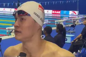孙杨复出首战晋级决赛，赛后采访一度掩面落泪图片
