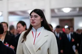 张雨霏已任南京体育学院游泳学院副院长图片