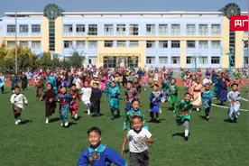 仪式感拉满  内蒙古一小学上演民族服饰红毯秀图片