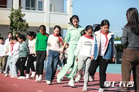 “简单的快乐”回来了！儿时的跳皮筋再现长沙校园图片