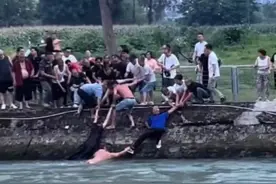 轿车坠河市民接力救人最后一名好心人被找到，官方：正申报见义勇为图片