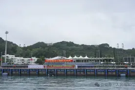 香港用水门礼迎接海军舰艇编队图片