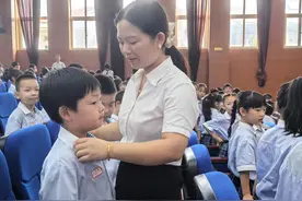 校长亲自击鼓明志，孩子们共赴开蒙礼图片