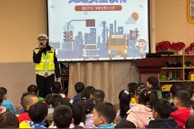 “一盔一带 安全常在” 西安公安交警莲湖大队交通安全知识宣传活动进校园图片