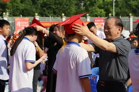 交换凳子、走过成人门，金海高中700余名学子成人礼毕图片