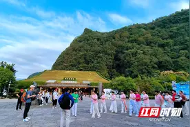 错峰出行成风尚 张家界黄龙洞景区迎来节前旅游高峰图片