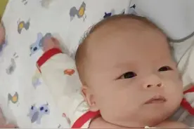 睁开眼睛就笑的小书熠图片