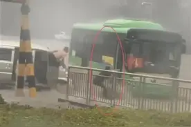 一公交女司机暴雨中救人被冲走！本人回应：3次抱树被救起，皮外伤已无碍图片