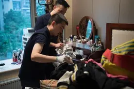 90后退役小伙的家政团队火了 用部队的内务标准做家务图片