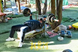 泉城降温明显，英雄山“户外健身房”热火朝天图片
