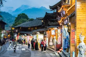 贵州雷山：西江千户苗寨夜景璀璨图片