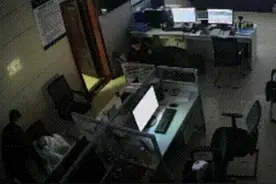 妈妈不在家爸爸去工地，长沙3岁男童凌晨醒来在楼下哭，幸好遇到热心的他们图片