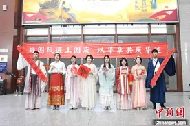 山东高校创新举办国风“快闪” 献礼国庆佳节图片