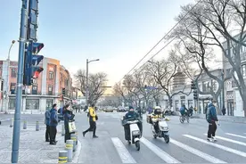 “抢道”的线杆少了一半，西单北大街环境改造展新颜图片