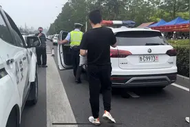 爱心助考 | 急！考生跑错考场 淄博高新区交警疾驰15公里送考图片