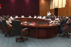 【视频新闻】胡家福在十二届州委全面依法治州委员会2024年第一次全体（扩大）会议暨述法评议会上强调 筑法治之基 行法治之力 积法治之势 为加快延边振兴发展跨越赶超提供法治保障图片