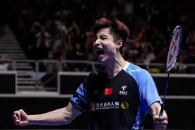 国羽第3冠！石宇奇2-1逆转李诗沣，包揽新加坡赛男单冠亚军！图片