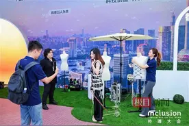 创意的力量！和母亲分隔两地，他做了一款可以跨越时空的“抱抱”图片