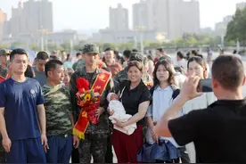 江西上高：欢送新兵图片