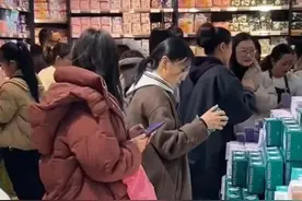 胖东来回应卫生巾遭“哄抢”：没有检测卫生巾的实验室，但我们都会核实检测报告图片