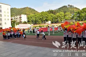 十堰东风41学校举行第四十四届学生田径运动会图片
