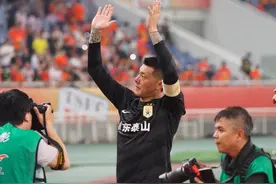 图集｜王大雷数次扑出必进之球零封对手，赛后接受球迷热烈欢呼！图片