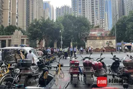成都轨道交通一在建工地垮塌 目击者：听到砰的一声 看到好几人被抬出来图片