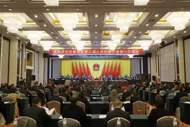 张家界市武陵源区第八届人民代表大会第一次会议举行第三次全体会议图片