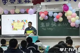 理工男的浪漫！长沙这位物理老师教室里弹起吉他，就为这件事图片