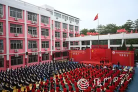 曾在天安门广场上飘扬的五星红旗赠送给厦门市火炬学校图片