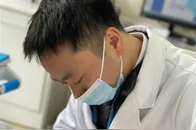 螃蟹好吃就是太费牙，一男子吃完螃蟹牙崩掉了一块图片