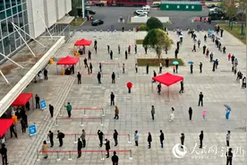 南昌：市民有序排队核酸检测 采样机构名单公布图片