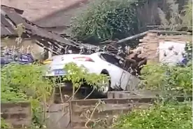 小车狂飙百米“飞”上屋顶！司机：一时紧张误踩油门图片