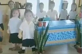 疫情下的奇招！菲小学教师在教室安排“纸片人”，重现“孩子们回到课堂”场景图片