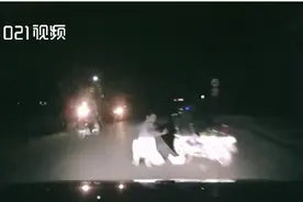 车主开远光灯照亮事故现场致二次伤害，交警：罚款100元，扣1分图片