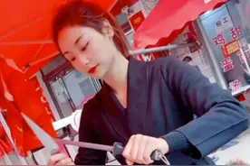 26岁三孩妈妈卖猪肉走红惹争议，当事人回应：没有刻意去打扮，卖猪肉是为了生计图片