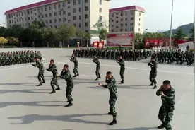 新兵擒敌术会操拳脚生风，训练场上吼声震天视频封面