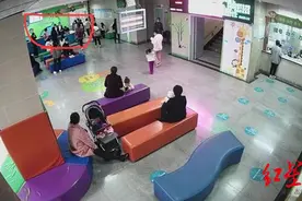 3岁女童被板栗卡喉，脸色发青哭不出声！护士立即进行“海姆立克急救”图片