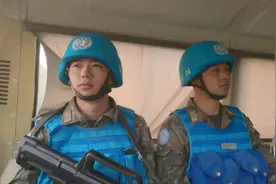 看着都紧张！扫雷作业手第一次走上真正的雷场……图片
