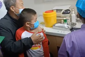 果然视频｜3-11岁孩子打新冠疫苗害怕怎么办，针眼来个卡通贴图片