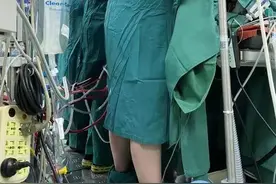 裤子掉了！这张照片刷屏图片