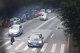 男子斑马线前越双实线超车，妻子：真的不应该