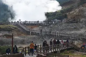 印尼重新开放旅游场所 民众在火山口游览图片