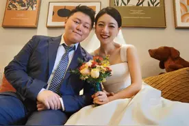因疫情两次推迟婚期 成都90后夫妻DIY居家婚礼图片