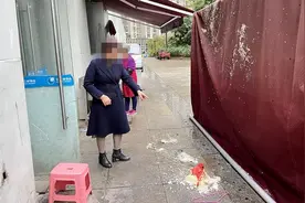 气愤又无奈！剩菜剩饭“从天而降”一楼商户：我这不是“潲水桶”图片